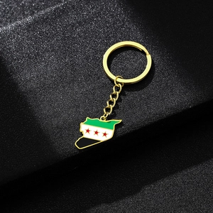 Porte-clés Syrie en acier titane avec pendentif carte et drapeau sur fond noir