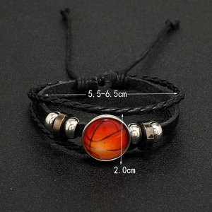 Détail d'un bracelet multicouche en cuir noir avec gemme basket de 2cm et perles métal