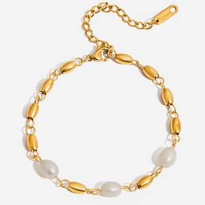 Detail of 18K gold stainless steel bracelet with white freshwater pearls and lobster clasp