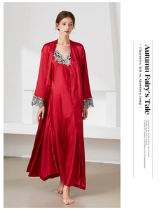 Détail d'un pyjama en satin de soie rouge avec dentelle délicate sur le peignoir et la robe