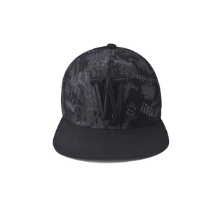 Détail de la casquette noire à bord plat avec broderie W et motif imprimé graffiti