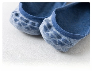 Detailansicht der blauen Baumwollsocke mit Anti-Rutsch-Silikonpad an der Ferse