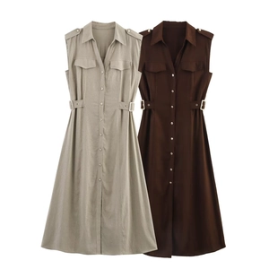 Robe chemise sans manches style cargo avec boutons et pattes de taille en kaki et brun
