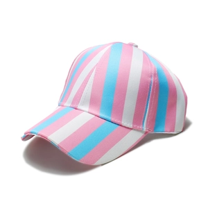 Détail d'une casquette rayée rose et bleue avec visière courbée en tissu de sergé