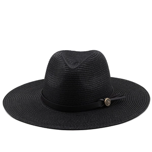 Schwarzer Strohhut mit breiter Krempe Fedora-Krone und Vintage-Metallemblem-Verzierung