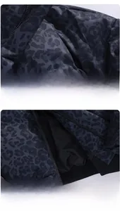 Détail de la veste léopard foncé avec fermeture éclair en métal et ourlet côtelé