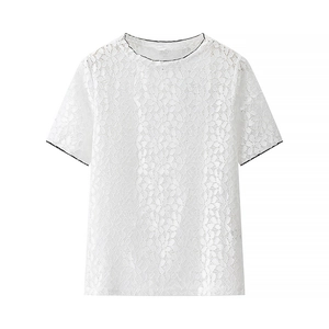 Top a maniche corte in pizzo bianco con finiture nere su scollo e maniche corte