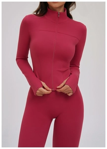Detailansicht der burgunderroten Yoga-Jacke mit Stehkragen und Daumenlöchern