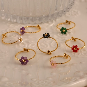 Minimalistische Edelstahlringe mit bunten Natursteinen und geschnitztem Ringband
