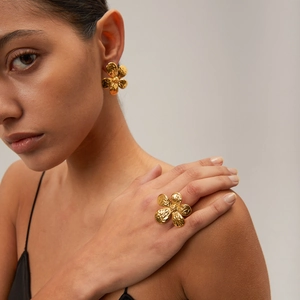 Ensemble boucles d'oreilles et bague fleur dorée en acier inoxydable à texture martelée