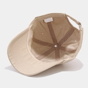 Vista interna del cappellino in cotone minimalista con dettagli di cuciture rinforzate