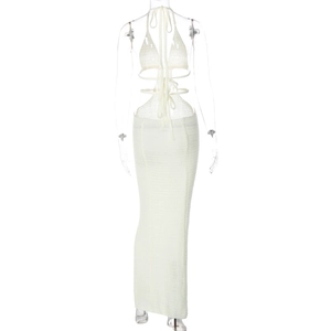Vista posteriore di un set due pezzi all'uncinetto bianco con top bikini e gonna maxi