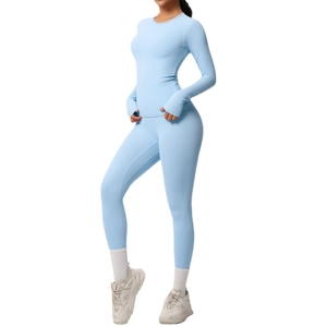 Set yoga senza cuciture celeste con top a maniche lunghe e fori per i pollici e leggings snellenti