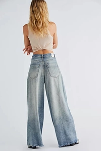 Vue arrière détaillée d'un jean bleu clair à taille haute et jambe large décontractée