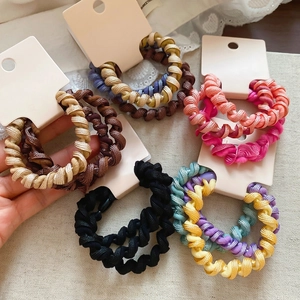 Ensemble de trois élastiques spirale en tissu élégants aux couleurs assorties Morandi
