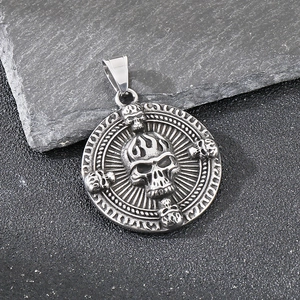 Dettaglio macro del ciondolo teschio gotico con rose e finitura in argento vintage