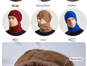 Gros plan sur la doublure épaisse en polaire marron du bonnet et du tour de cou tricotés