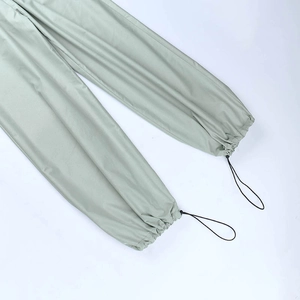 Détail du pantalon cargo vert menthe avec cordon de serrage élastique et arrêt au poignet