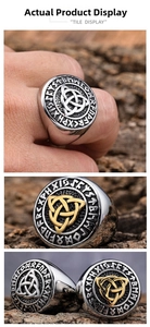 Dettaglio macro dell'anello runico vichingo con nodo Triquetra argento e oro su corteccia