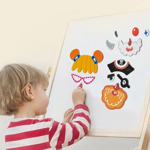 Bambino gioca con puzzle magnetico viso e adesivi educativi fai-da-te per vestire principesse