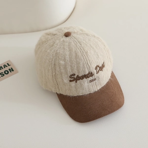 Détail du tissu polaire pelucheux et visière en velours côtelé de la casquette enfant