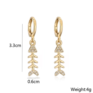 Detailed view of fishbone earrings with 18K gold plating and cubic zirconia measuring 3.3cm