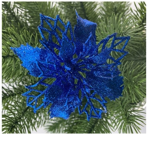 Gros plan sur une fleur de poinsettia bleue scintillante pour décoration de sapin
