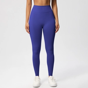 Detail der blauen nahtlosen Leggings mit hoher Taille und Push-Up-Effekt für das Gesäß