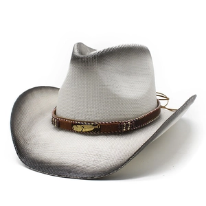 Chapeau de cowboy en paille avec bord dégradé noir et bande décorative à plumes