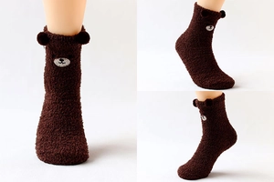 Détail de chaussettes en polaire corail ours marron avec oreilles 3D et texture douce