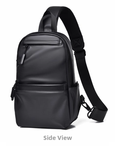 Detailansicht der wasserfesten schwarzen Brusttasche mit mattem Finish und Gurt