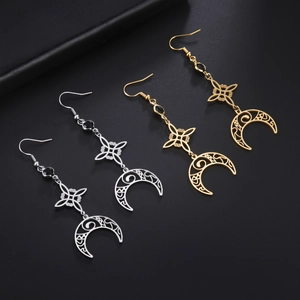 Detailansicht der Edelstahl-Ohrhänger mit Mond und Sternen in Gold und Silber