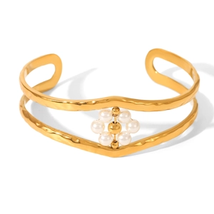 Bracelet jonc ouvert en acier doré élégant orné de six fleurs en perles de nacre blanches