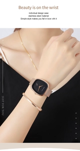 Roségoldene Milanaise-Uhr und passendes Armband-Set am Handgelenk einer Frau