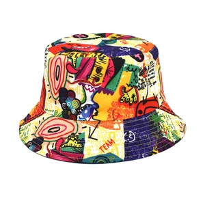 Détail de l'imprimé graffiti coloré et du texte 'TEAM' sur le chapeau bob de rue