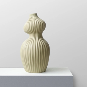Minimalistische crème kalebas keramische vaas met verticale texturen voor decoratie