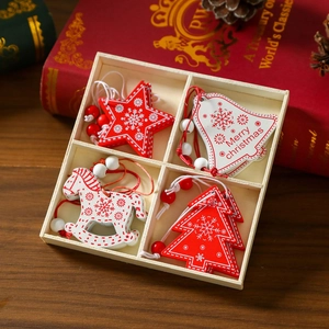 Set aus 4 hölzernen Weihnachtsbaumanhängern in einer Aufbewahrungsbox aus Holz