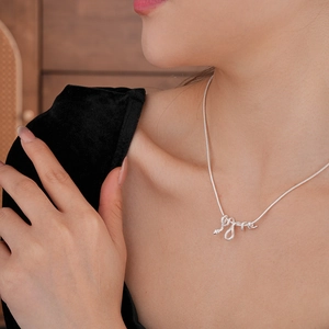 Dettaglio della collana a serpente argento con cristalli scintillanti su una modella