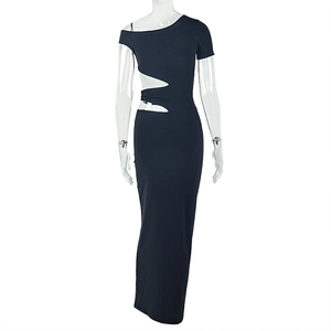 Détail de la découpe à la taille sur une robe longue de soirée asymétrique noire