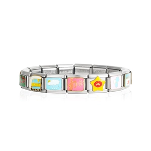 Dettaglio macro del bracciale modulare in acciaio inossidabile con perline di smalto