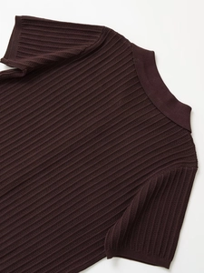 Vista dettagliata del top in maglia marrone scuro con trama a righe verticali e polsini a coste