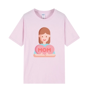 Détail du t-shirt en coton rose avec un motif de fille tenant un cœur MOM imprimé