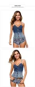 Dettaglio del set in denim blu sfumato con borchie e pantaloncini con frange