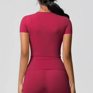 Vue détaillée du dos d'un t-shirt de sport rouge baie ajusté en tissu extensible séchant vite