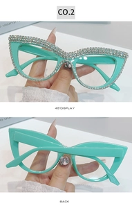 Dettagli degli occhiali da sole cat eye verde menta con decoro in strass a più file brillanti