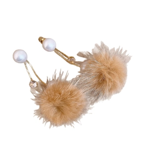 Boucles d'oreilles perles avec chaîne dorée, zircon et pendentif pompon beige chic