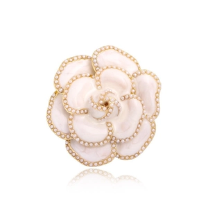 Élégante broche camélia blanc avec bordure en perles et base en métal doré pour femme