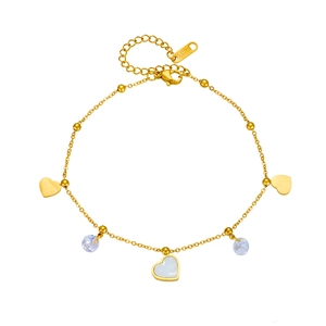 Bracciale in acciaio al titanio dorato con pendenti a cuore e accenti in madreperla