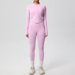 Détail de l'ensemble de yoga taille haute avec veste zippée en tissu lilas pastel