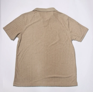 Detailaufnahme von Herren-Poloshirt mit vertikaler Streifenstruktur in Khaki-Beige